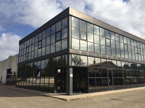 Edificio moderno con facciata in vetro riflettente.