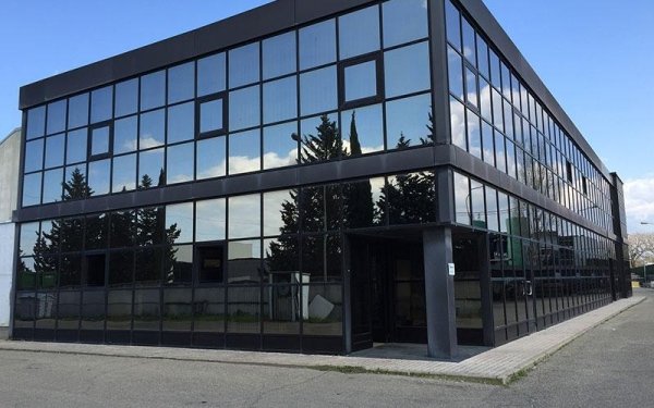 Edificio moderno con facciata in vetro riflettente.
