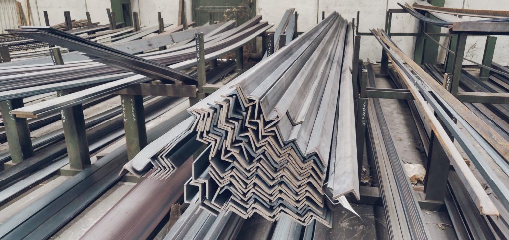 Pilastri metallici impilati in un magazzino industriale.