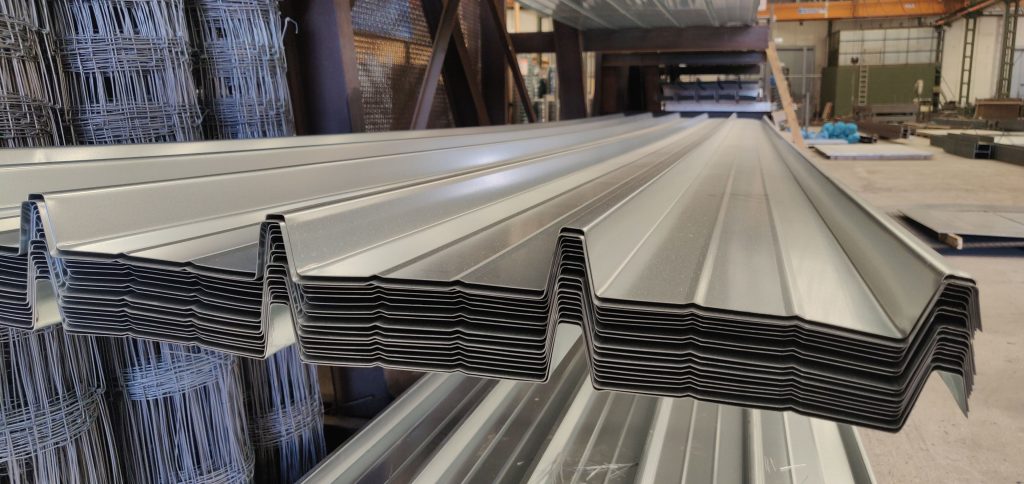 Lamiere metalliche impilate in un magazzino industriale.