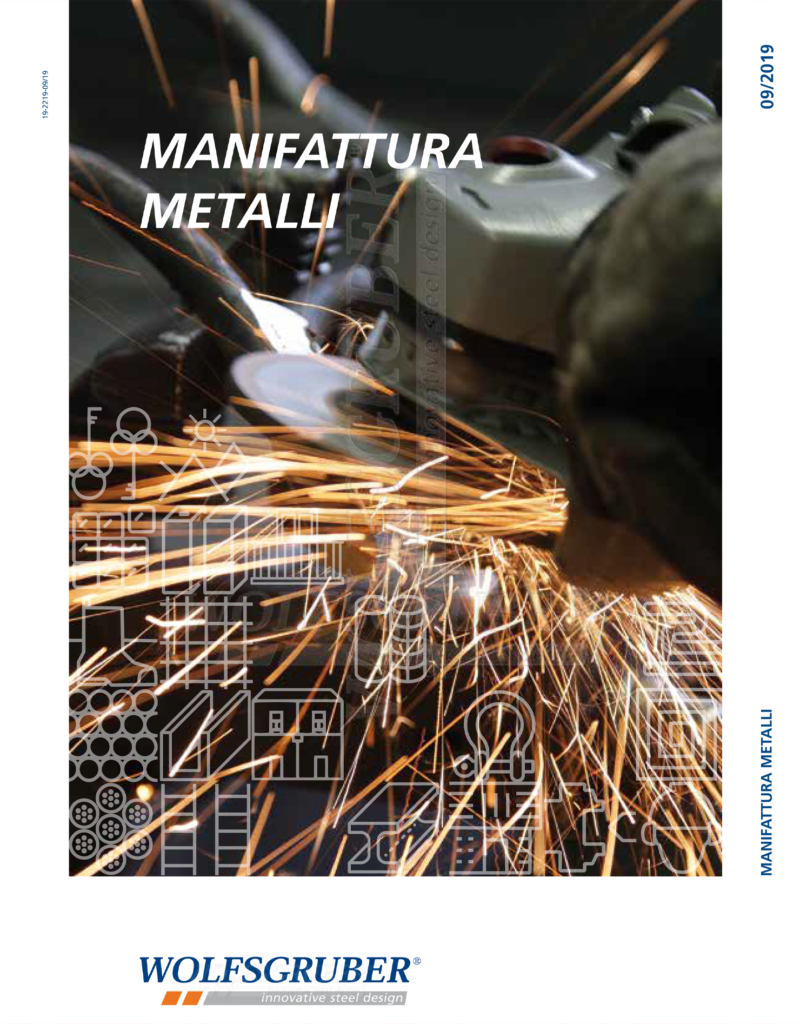 Operaio smeriglia metallo, scintille volano. Scritta "MANIFATTURA METALLI".