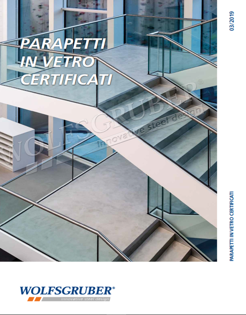 Parapetti in vetro su scale moderne.